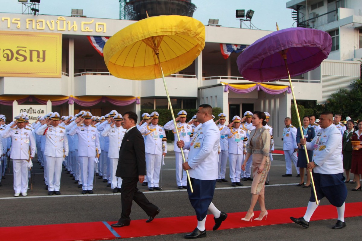 You are currently viewing พระบาทสมเด็จพระเจ้าอยู่หัว และสมเด็จพระนางเจ้า ฯ พระบรมราชินี ประทับเครื่องบินพระที่นั่ง เสด็จพระราชดำเนิน ถึงยังท่าอากาศยานทหาร กองบิน 41 อำเภอเมือง จังหวัดเชียงใหม่ โดยมีนายนิรัตน์ พงษ์สิทธิถาวร ผู้ว่าราชการจังหวัดเชียงใหม่, อธิบดีผู้พิพากษาภาค 5, แม่ทัพภาคที่ 3, ผู้บัญชาการตำรวจภูธรภาค 5 สถานีวัดความสั่นสะเทือนจังหวัดเชียงใหม่ พร้อม ข้าราชการ และประชาชนชาวจังหวัดเชียงใหม่ และจังหวัดใกล้เคียง เฝ้าทูลละอองธุลีพระบาทรับเสด็จ ก่อนประทับรถยนต์พระที่นั่ง เสด็จพระราชดำเนินไปทรงเปิดการประชุมวิชาการนานาชาติฯ และทรงเปิดงานโครงการหลวง 2567 ณ อุทยานหลวงราชพฤกษ์